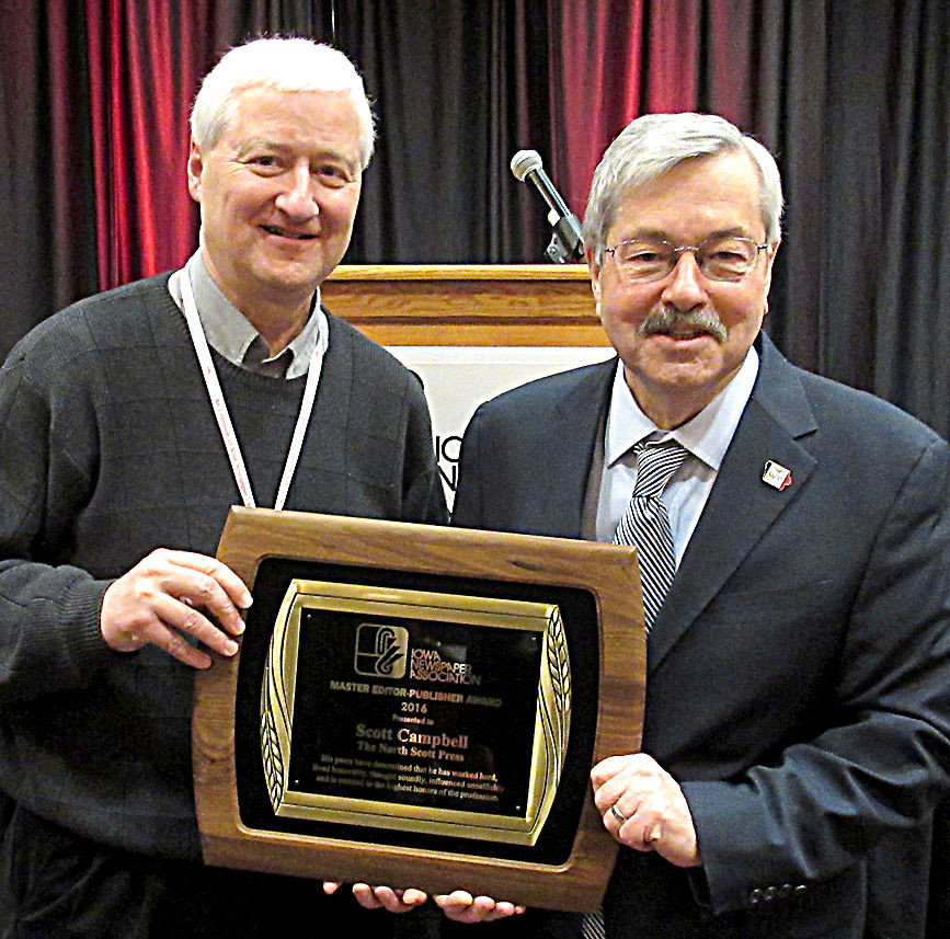 Iowa Gov. Terry Branstad presents Scott with the 2016 Iowa Newspaper Association Master Publisher award.